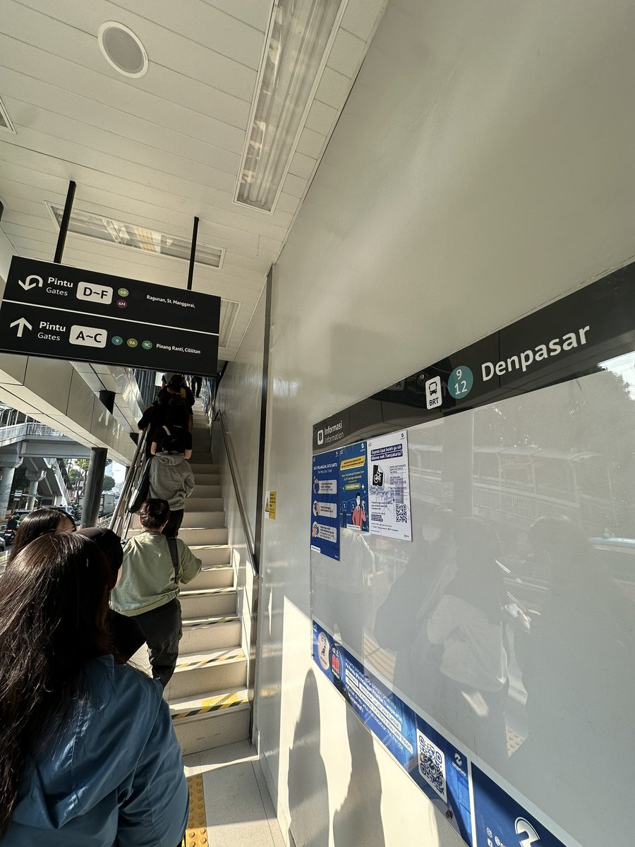 dandyrw's tweet photo. Tangga yang berfungsi cuman satu dan mesin gate untuk tapping juga cuman satu tapi sudah difungsikan secara penuh. Akibatnya antrian mengular gak kunjung selesai 😪 Tolong kalau membuat kebijakan yang matang dong @PT_Transjakarta https://t.co/r4mFMMOd2t