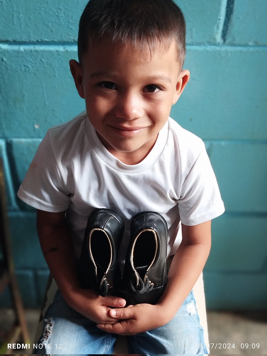 Niños y niñas del Complejo Educativo Don Andrés Bello recibieron dotación de zapatos  atención a 387 gracias a políticas implementadas por nuestro presidente <a href="/NicolasMaduro/">Nicolás Maduro</a> 
De la mano de <a href="/cdceelsocorro/">Centro de Desarrollo de la Calidad Educativa N°09</a> 
#18Jul 
@MPPEDUCACION
<a href="/_LaAvanzadora/">Yelitze Santaella</a>
<a href="/CDCEGuarico/">CDCE del Estado Guárico</a>
<a href="/EliasEducacion1/">Elías Zurita</a>