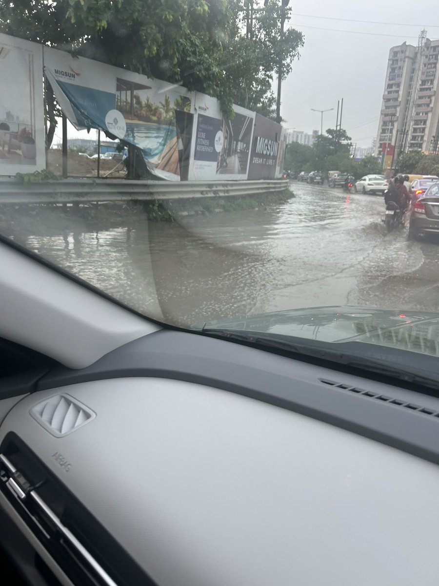 ajitvsingh's tweet image. Sir pls see due to construction work carried out by the builder water logging is happening. Builder has blocked the drainage by dumping garbage. This is resulting in traffic chaos. Place - Near Himalaya Tanishq RNE. @RNExtnResidents