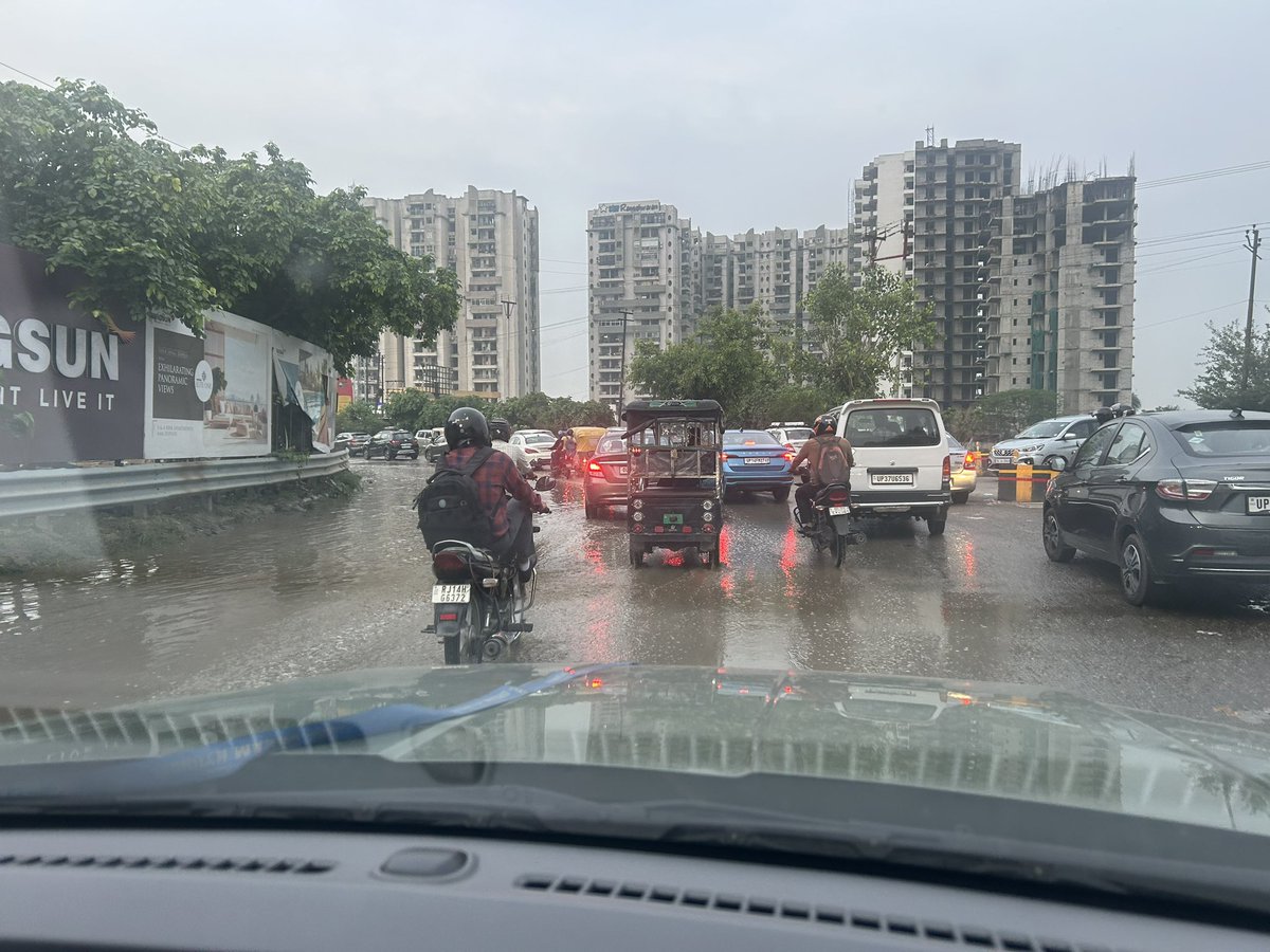 ajitvsingh's tweet image. Sir pls see due to construction work carried out by the builder water logging is happening. Builder has blocked the drainage by dumping garbage. This is resulting in traffic chaos. Place - Near Himalaya Tanishq RNE. @RNExtnResidents