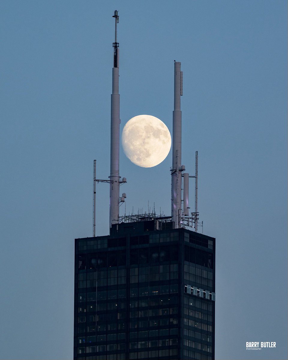 Tonight's Moon Thru The Uprights over Chicago.  #weather #ilwx #chicago #news