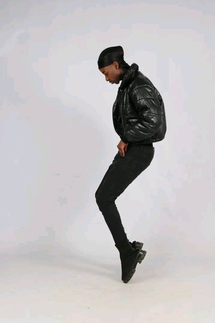 kamba_zoe's tweet photo. Black present power 🖤🖤 https://t.co/6H9vGx1Z6L