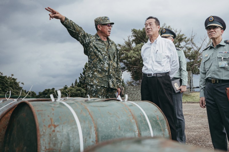 共和党总统参选人川普6月下旬接受「彭博商业周刊」访问时表示，他认为要保卫半个地球外的台湾，存在实际困难度，他希望台湾向美国支付保护费。

立委林忆君今日表示，台湾国防预算已经普遍比北约国家还高出许多，台湾也一直都是美国主要的军事装备出口对象之一，台湾的防卫力量完全不输多数先进国家。