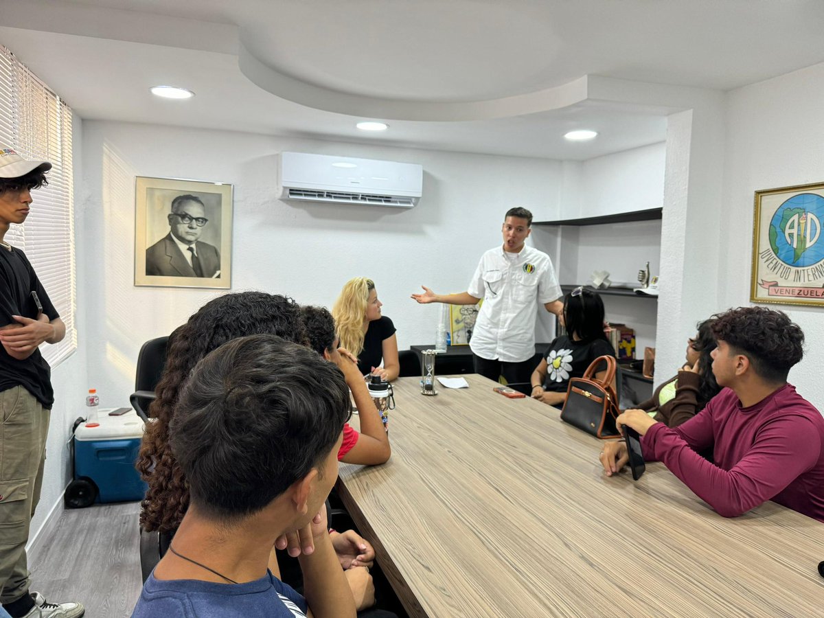 ADVenezuelaa's tweet photo. La Secretaría Juvenil Nacional de #AcciónDemocrática @ADJuventudVE_, realiza reunión con la estructura juvenil de Caracas, para evaluar y coordinar líneas de acción en la agenda de esta última semana de campaña electoral. La juventud ADeca está comprometida con el cambio en paz. https://t.co/FRONN7sSdB