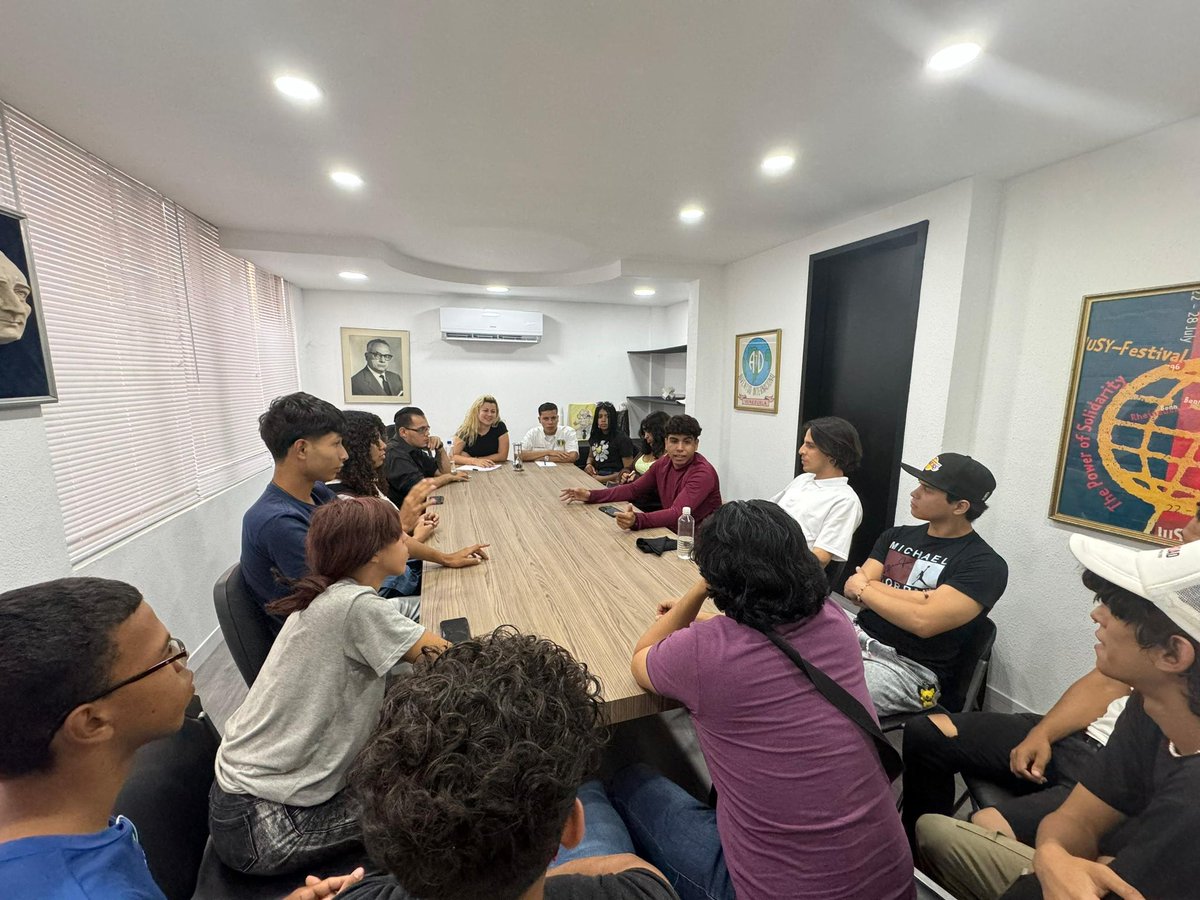 ADVenezuelaa's tweet photo. La Secretaría Juvenil Nacional de #AcciónDemocrática @ADJuventudVE_, realiza reunión con la estructura juvenil de Caracas, para evaluar y coordinar líneas de acción en la agenda de esta última semana de campaña electoral. La juventud ADeca está comprometida con el cambio en paz. https://t.co/FRONN7sSdB