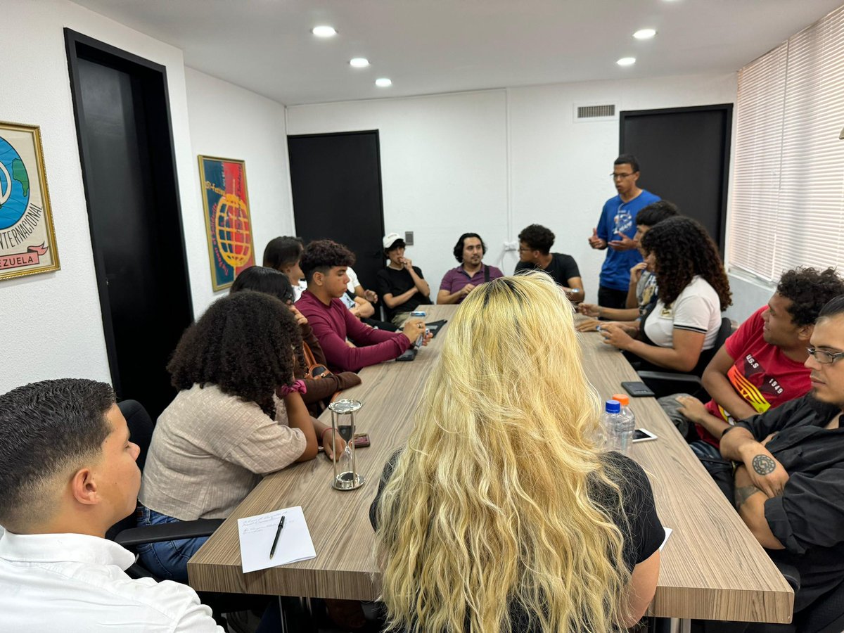 ADVenezuelaa's tweet photo. La Secretaría Juvenil Nacional de #AcciónDemocrática @ADJuventudVE_, realiza reunión con la estructura juvenil de Caracas, para evaluar y coordinar líneas de acción en la agenda de esta última semana de campaña electoral. La juventud ADeca está comprometida con el cambio en paz. https://t.co/FRONN7sSdB