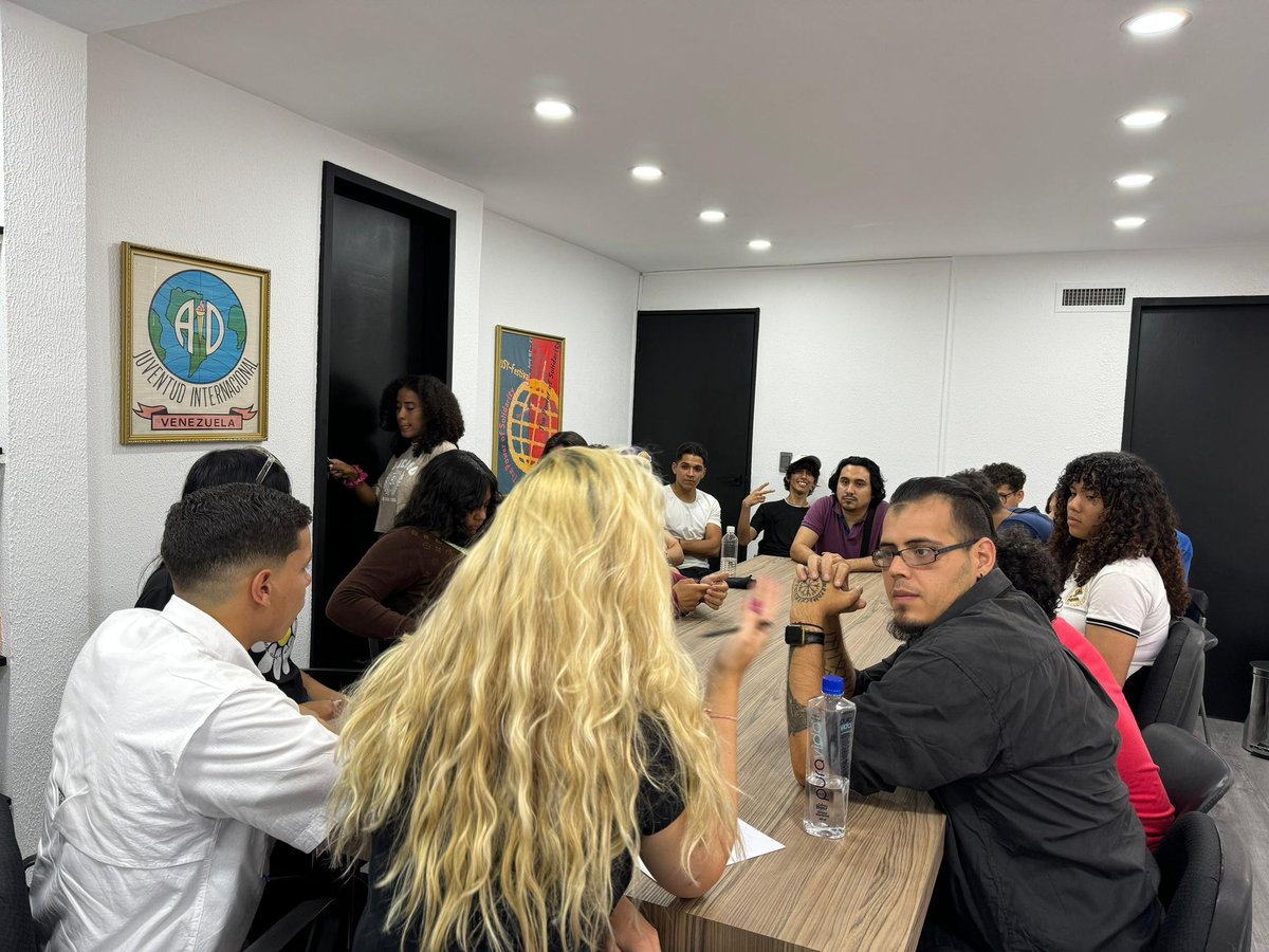 ADVenezuelaa's tweet photo. La Secretaría Juvenil Nacional de #AcciónDemocrática @ADJuventudVE_, realiza reunión con la estructura juvenil de Caracas, para evaluar y coordinar líneas de acción en la agenda de esta última semana de campaña electoral. La juventud ADeca está comprometida con el cambio en paz. https://t.co/FRONN7sSdB