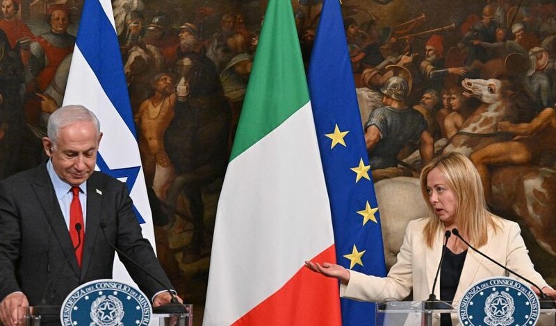 AHungryBrain's tweet image. Parce que les connivences de cette brochette de génocidaires va bien au-delà de leurs seules têtes blondes.
#vonderleyenOut 
#braunpivetOut
#netanyahuOut
#macronOut 
#meloniOut 
#SoutienInconditionnel
#Genocide #ICJ
#GazaGenocide
#Gaza #AllEyesOnRafah 
#Ursula #Meloni #BraunPivet