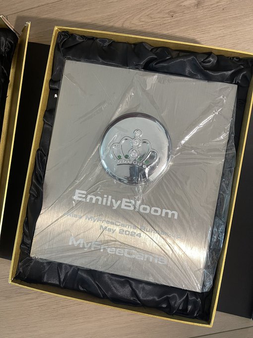 Look what just came in the mail 🥹 it&rsquo;s massive 🤭 https://t.co/lIP40L31fD