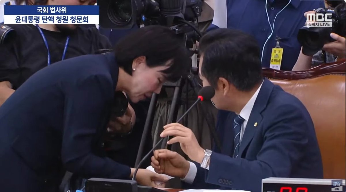 전현의 의원 법사위 입장 도중 폭행 당한 듯
오른쪽 광대뼈쪽이 벌겋게 물들정도면 누가 주먹으로 쳤다고 볼 수밖에 없겠네요.
누군지 모르지만 국회선진화법으로 강력하게 처벌하고,
더불어 예전 빠루 사건도 빨리 처리합시다.