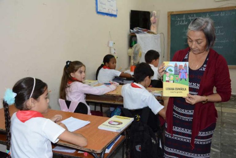 El sector de la Educación ha sido un puntal con indicadores de calidad del proceso docente educativo.
#SanctiSpíritusEnMarcha
#LaHistoriaPorAsalto
#SanctiSpíritusEn26  <a href="/DiazCanelB/">Miguel Díaz-Canel Bermúdez</a> <a href="/DrRobertoMOjeda/">Dr. Roberto Morales Ojeda</a> <a href="/PartidoPCC/">Partido Comunista de Cuba</a> <a href="/MEspirituana/">@MariposaEspirituana</a>