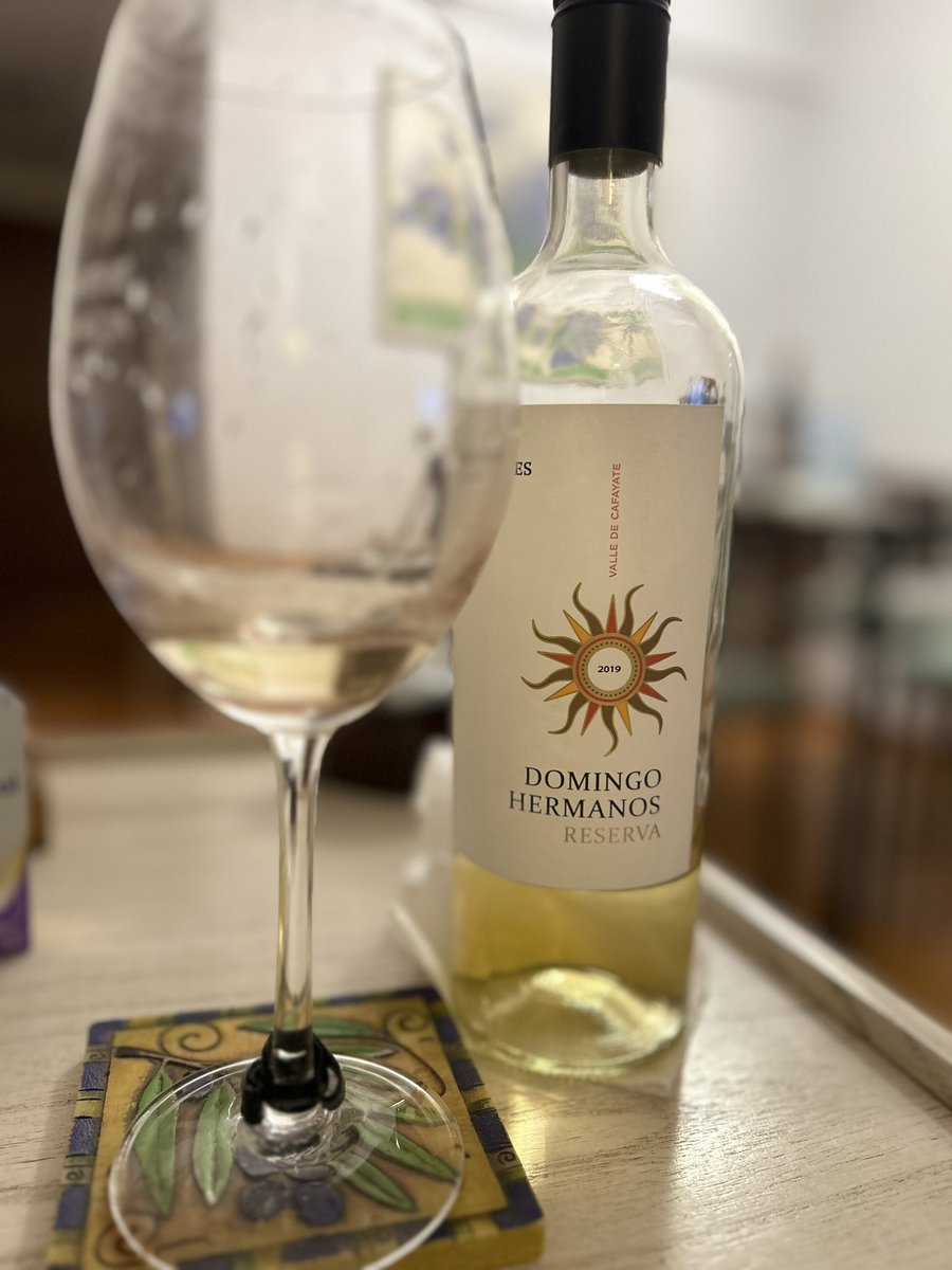 ClauPiva's tweet photo. 2019🙌 seguimos en campaña #vinoblancotodoelaño 
#torrontes #winelover #wineandfriends 
@Dgo_Molina @VinotecaMRWines https://t.co/jAM8ODyWRl