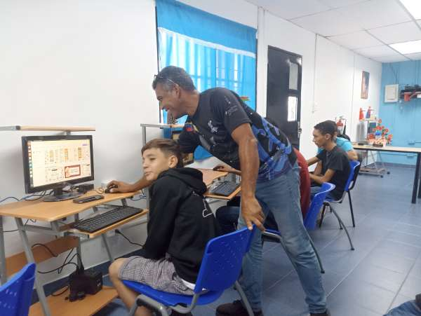 infomon25's tweet photo. Taller de diseño con Canva para niños y adolescentes de la comunidad de Los Guaritos, quienes aprendieron con el uso de esta herramienta a realizar diseños de logos, posters, presentaciones, flyers e infografías, entre otras creaciones digitales. #InfocentroAlDía
@monagasinf https://t.co/Fhc2I7HhGW