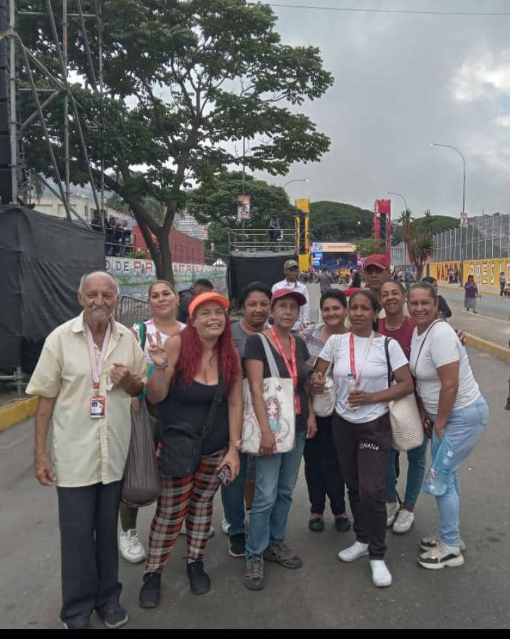 PopularJulioI's tweet photo. El día de hoy,Con mucha alegría, el personal de la CPJIB, acompañamos y apoyamos en Propatria, a nuestro presidente Maduro.
#VenezuelaObrera 
#Juntosporcadalatido.♥️
@MagaGutierrezV @NicolasMaduro @Somosivss https://t.co/r90hR1fCIB