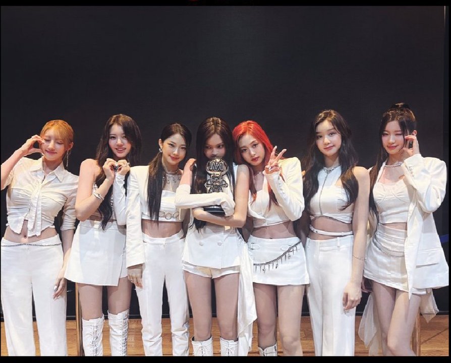 blue008eeyy's tweet photo. I honestly wish we could make it, I want an encore and see them happy
#BABYMONSTER #BEMON 🤍 https://t.co/SeO0QK8H8Y