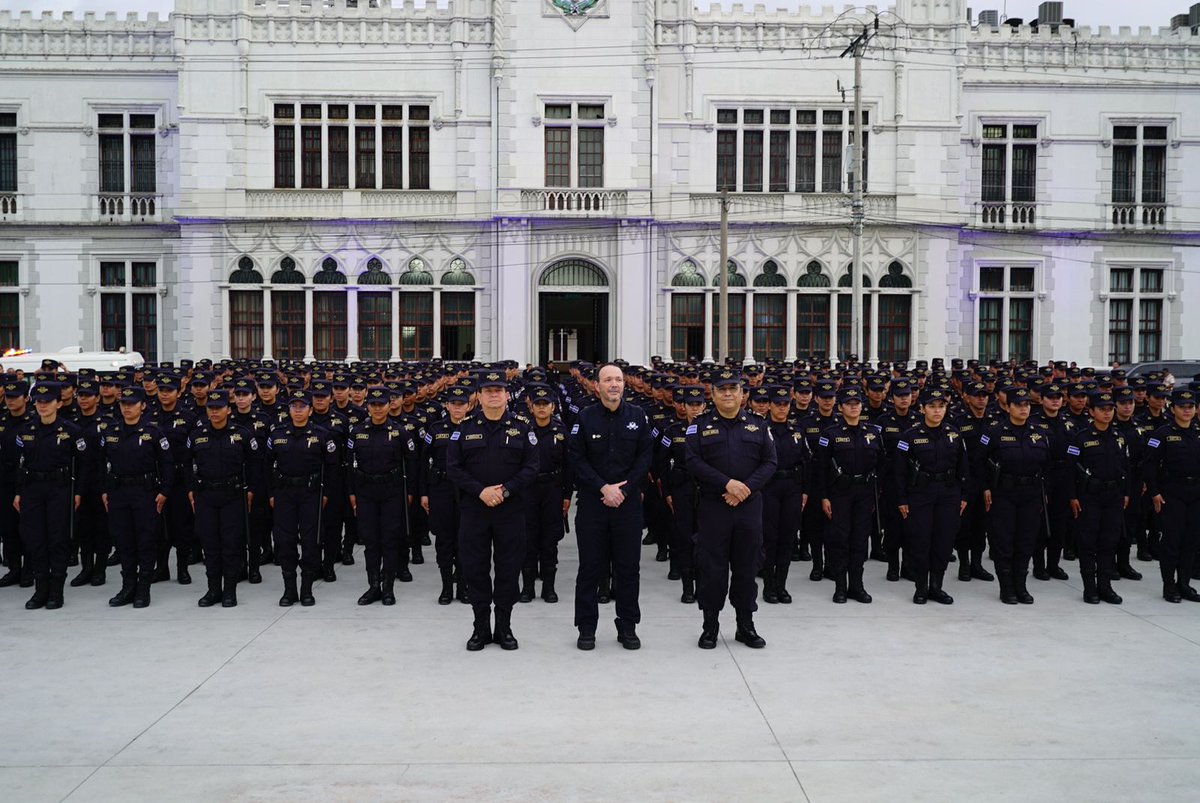 ANSPSV's tweet photo. 247 estudiantes de la Promoción 132 fueron graduados y juramentados en su categoría de Agente, después de finalizar su proceso formativo en la Academia. Estarán al servicio de la población salvadoreña. #ElorigendelosHéroes https://t.co/T5Vdo7g5DR
