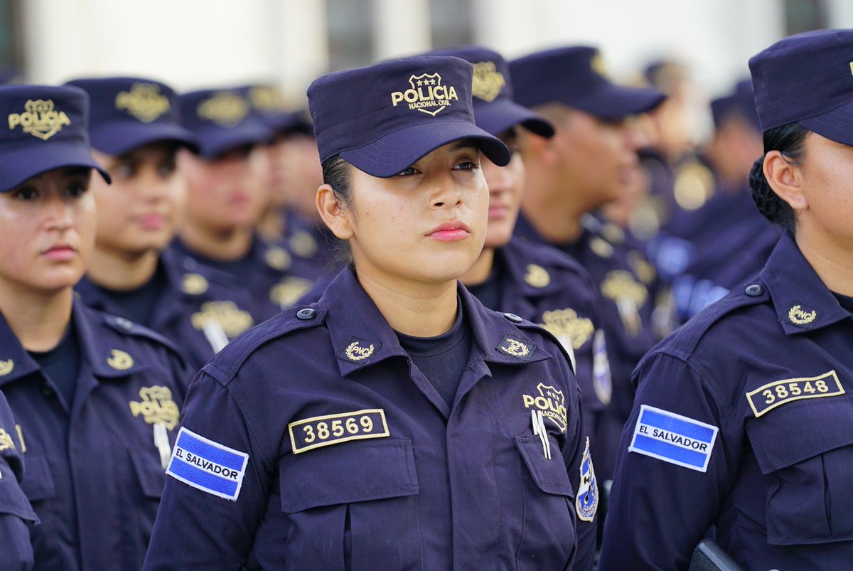 ANSPSV's tweet photo. 247 estudiantes de la Promoción 132 fueron graduados y juramentados en su categoría de Agente, después de finalizar su proceso formativo en la Academia. Estarán al servicio de la población salvadoreña. #ElorigendelosHéroes https://t.co/T5Vdo7g5DR