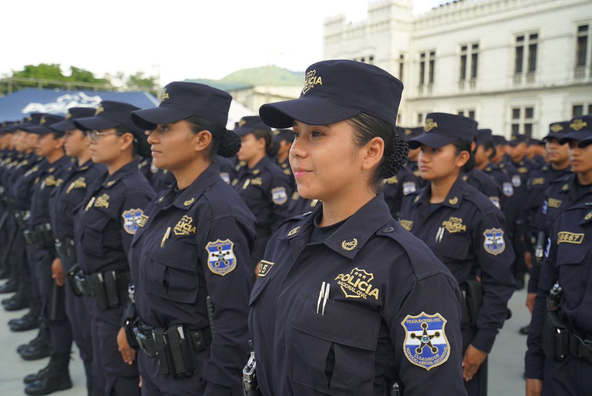 ANSPSV's tweet photo. 247 estudiantes de la Promoción 132 fueron graduados y juramentados en su categoría de Agente, después de finalizar su proceso formativo en la Academia. Estarán al servicio de la población salvadoreña. #ElorigendelosHéroes https://t.co/T5Vdo7g5DR