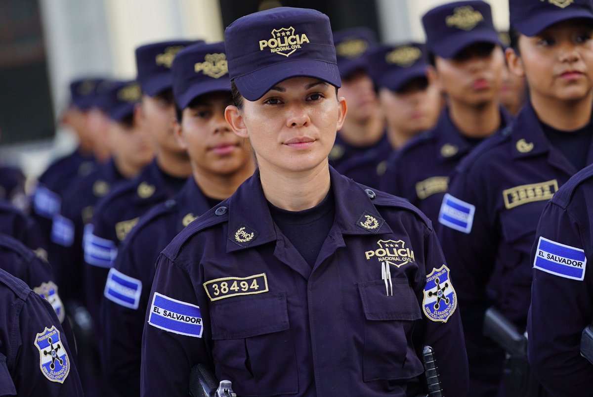 ANSPSV's tweet photo. Los estudiantes realizaron nueve meses de formación en la Academia y poseen los conocimientos teóricos y prácticos para apoyar los planes de seguridad que ejecuta nuestro Gobierno. #ElorigendelosHéroes https://t.co/MvTpccxnAy