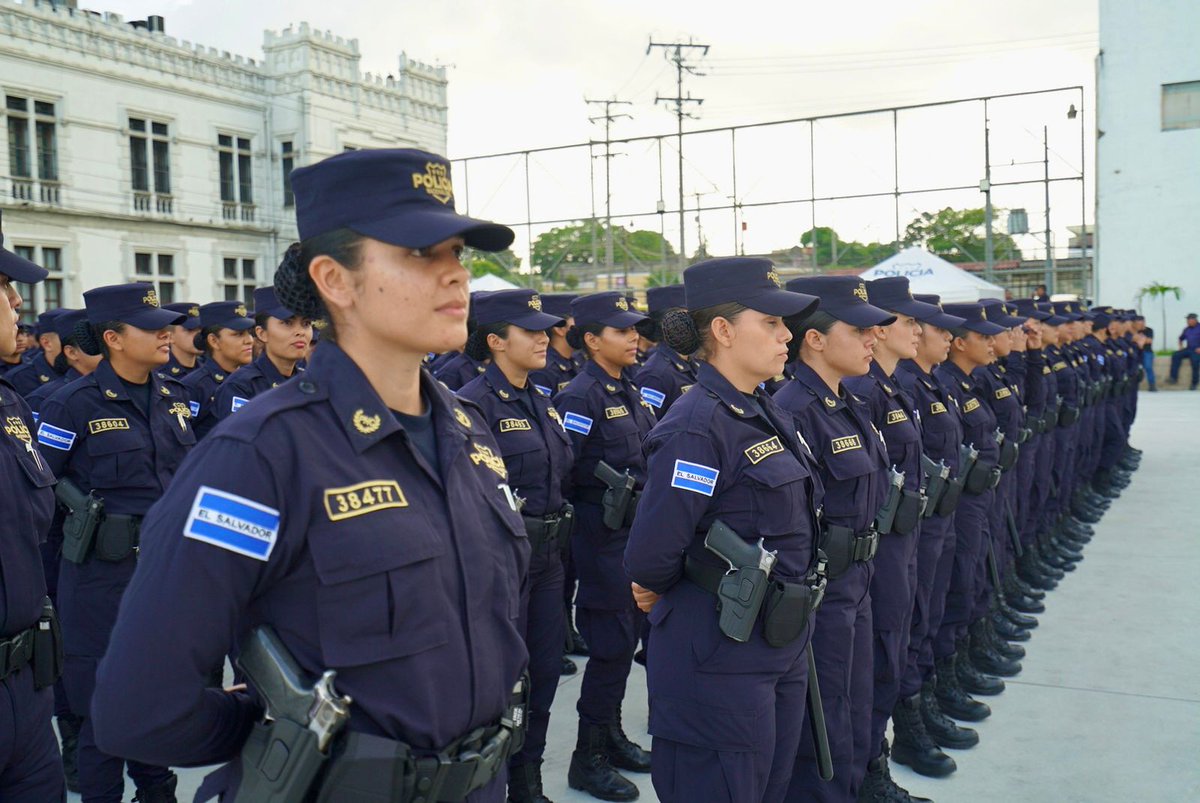 ANSPSV's tweet photo. Los estudiantes realizaron nueve meses de formación en la Academia y poseen los conocimientos teóricos y prácticos para apoyar los planes de seguridad que ejecuta nuestro Gobierno. #ElorigendelosHéroes https://t.co/MvTpccxnAy