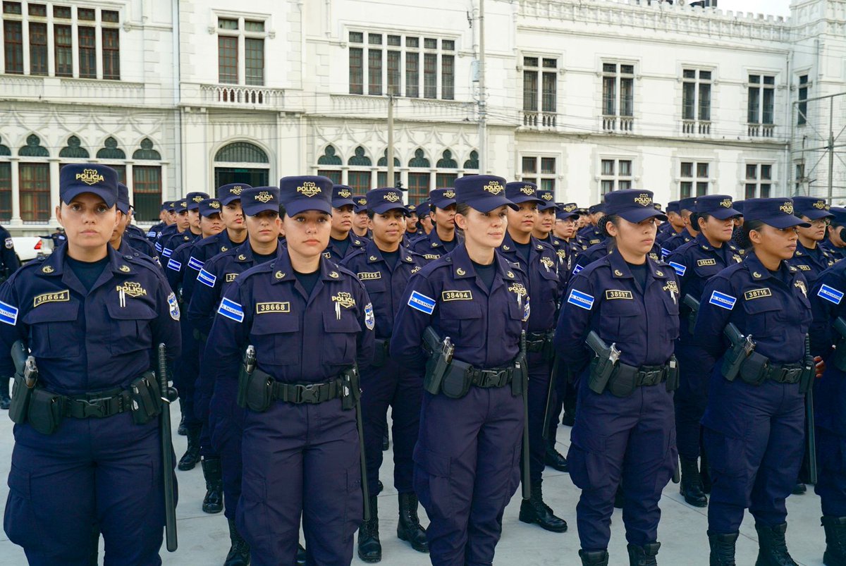 ANSPSV's tweet photo. Los estudiantes realizaron nueve meses de formación en la Academia y poseen los conocimientos teóricos y prácticos para apoyar los planes de seguridad que ejecuta nuestro Gobierno. #ElorigendelosHéroes https://t.co/MvTpccxnAy