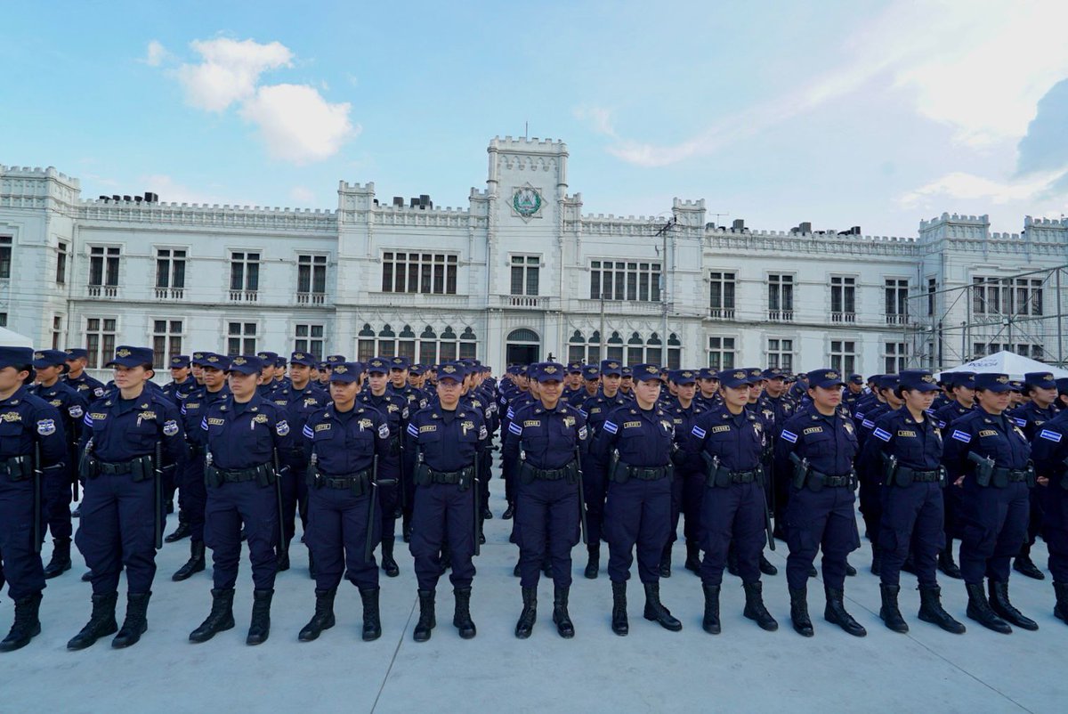 ANSPSV's tweet photo. Los estudiantes realizaron nueve meses de formación en la Academia y poseen los conocimientos teóricos y prácticos para apoyar los planes de seguridad que ejecuta nuestro Gobierno. #ElorigendelosHéroes https://t.co/MvTpccxnAy