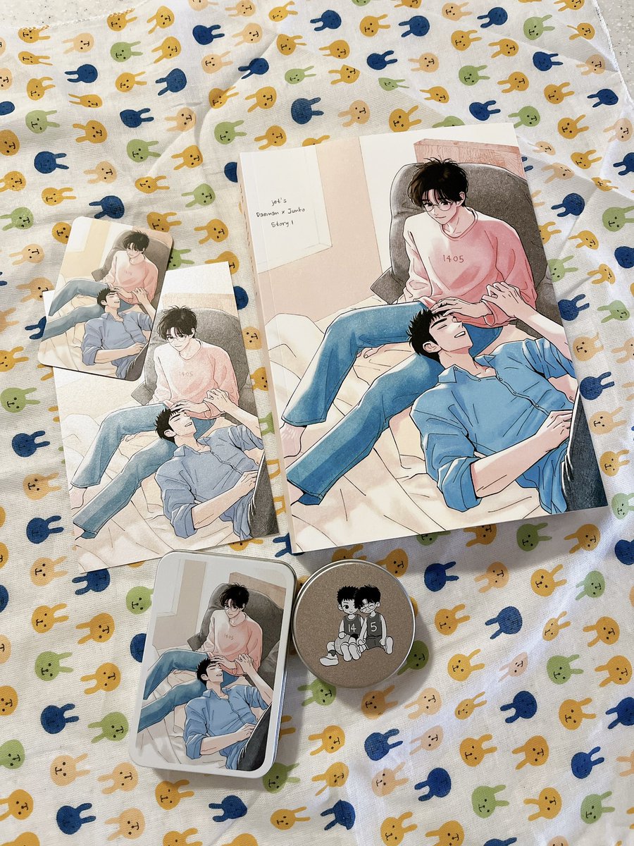 minassi47's tweet image. 젯님 @jetjetps 소장본 이벤트 당첨되어 받은 책과 굿즈!!!
으아아 넘 기쁘고 감사하고 예쁘고 ㅠㅠ
단떡님 @dantteok_mk 그림도 최고입니다. 💕
책도 책이지만 틴케이스, 엽서, 포카, 토끼 손수건까지 뭐 하나 빠지는게 없군요. 👍🏻
보내주신 책 열심히 읽고 그림도 맨날 들여다볼껍니다. 😆😆😆