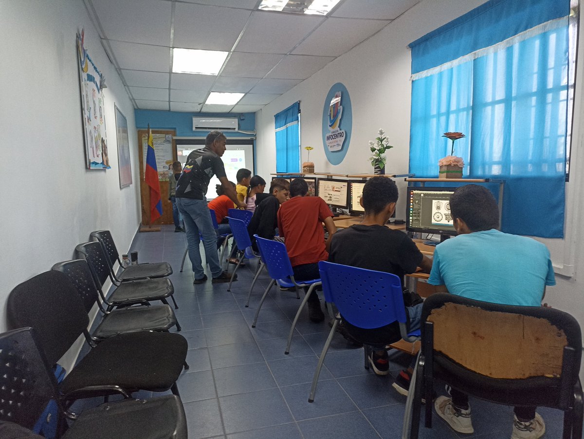 infomon25's tweet photo. Taller de diseño con Canva para niños y adolescentes de la comunidad de Los Guaritos, quienes aprendieron con el uso de esta herramienta a realizar diseños de logos, posters, presentaciones, flyers e infografías, entre otras creaciones digitales. #InfocentroAlDía
@monagasinf https://t.co/Fhc2I7HhGW