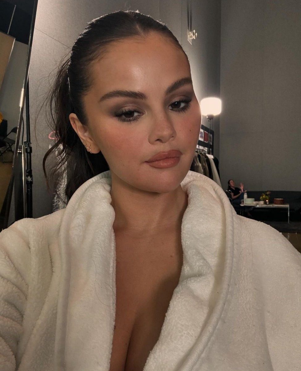 funsgomez's tweet photo. SELENA GOMEZ https://t.co/NyIBpGRreT