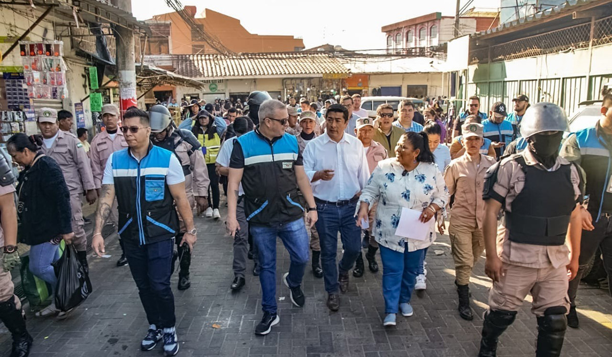 eldiabolivia's tweet photo. Intentan de nuevo poner orden y retirar a los ambulantes en la zona de Los Pozos
Conoce toda la información >> https://t.co/cE7MdqNgXz
#ElDíaBolivia #RetiroDeAmbulantes #LosPozos #SantaCruzBo https://t.co/Nuu1zMeS31