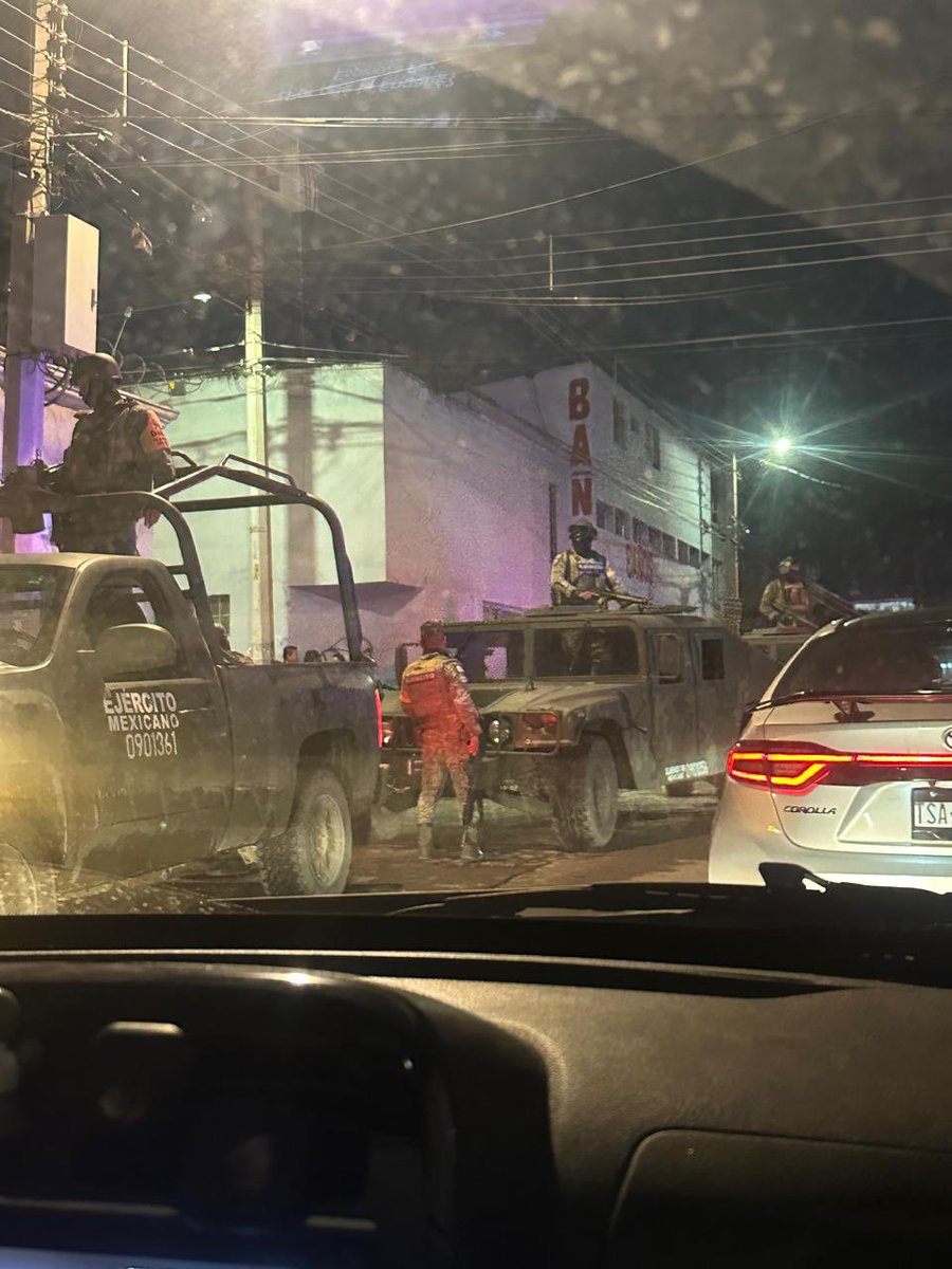 Solmari676's tweet photo. #ultimomomento  realizan mega operativo elementos de la @GN_MEXICO_ @MxEjercito y @SSPGobPue  en #AlamosVistaHermosa  #nororiente de la #capital #Puebla hasta el asta bandera . https://t.co/ZEGQDzQBZz