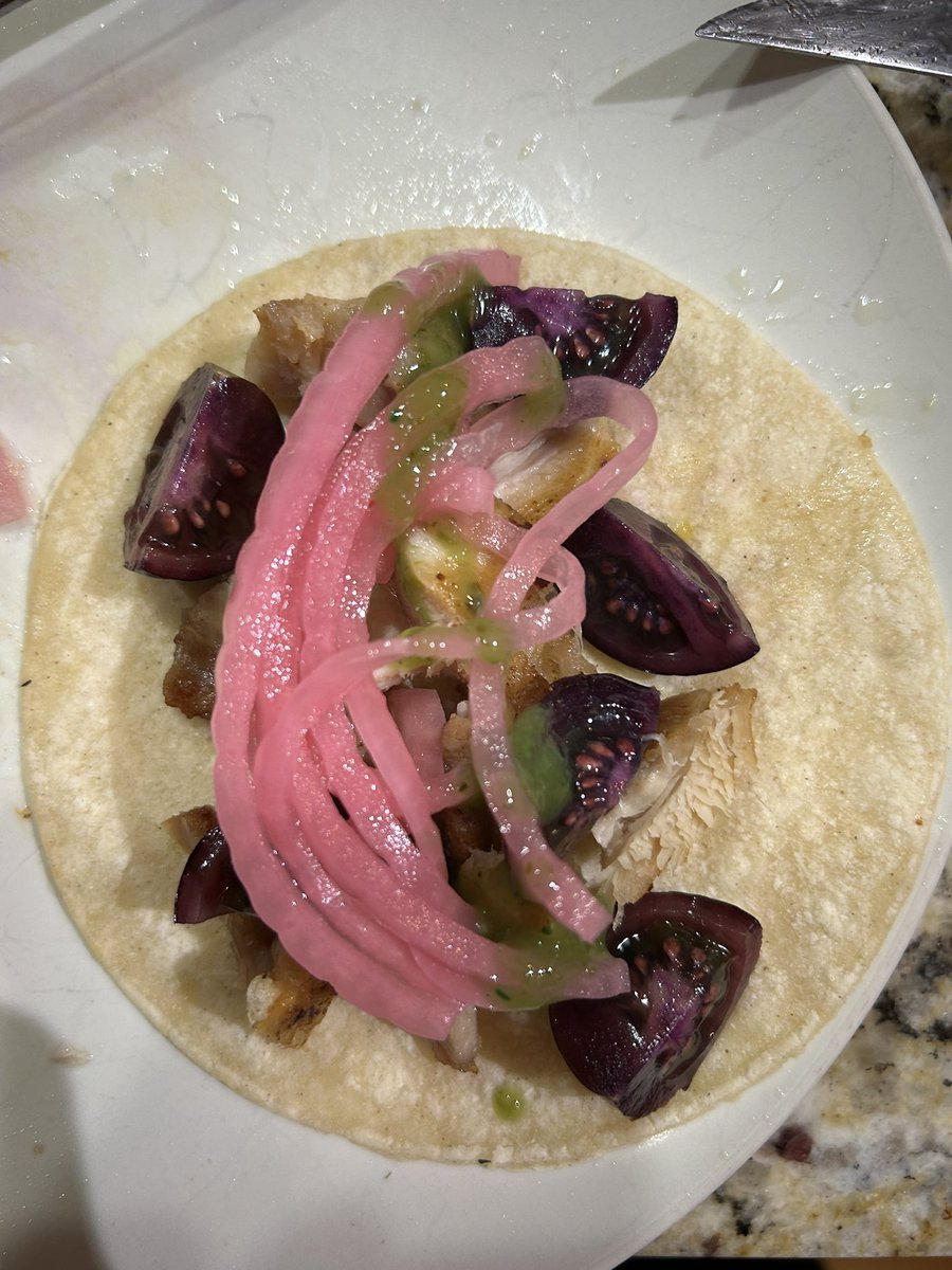 MattBegemann's tweet photo. #GMO purple tomato chicken tacos! 🌮 🐓 💜 https://t.co/VFgsCo8Au3