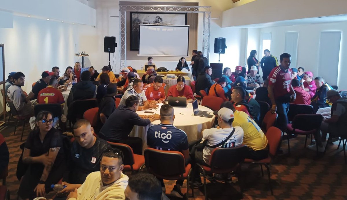 DR_Colombia's tweet photo. #BarrismoSocial || Con 40 barras futboleras populares del país, participamos del encuentro convocado por la Dir. de Barrismo Social de @MinIgualdad_Col para trabajar líneas de inversión en:

⚽Fortalecimiento.
📣Comunicación popular.
🫂Sanación de madres víctimas por el fútbol. https://t.co/VEy5RIXgxT