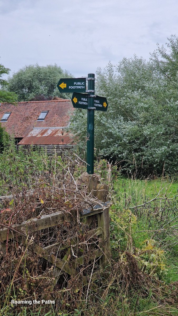 Roamingthepaths's tweet photo. New and shiny. #fingerpostfriday
#publicfootpath https://t.co/UpDcVdaaHv