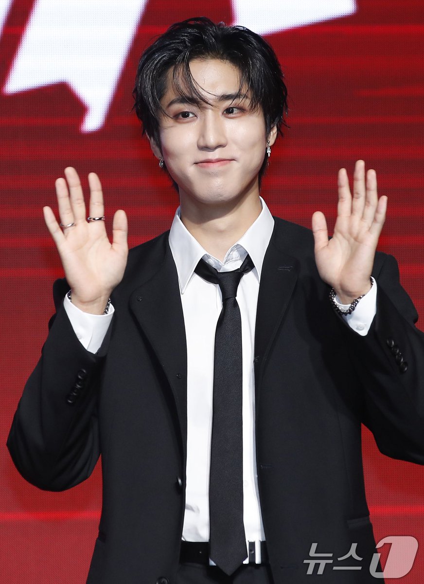 hanmingg's tweet photo. HAN JISUNG AT ATE ALBUM PRESS CONFERENCE!!! https://t.co/KGch1G6s8L