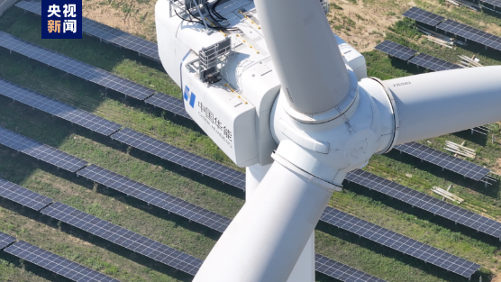 PDChinese's tweet photo. 【全球單機容量最大風電機組啟動發電】全球單機容量最大風電機組19日在遼寧營口啟動發電，為後續大容量海上風電機組批量化安裝應用奠定基礎。該機組在滿發風速下，每轉動一圈可發電44度，機組每年可輸出7400萬度清潔電能，相當於每年可節約標煤約2.5萬噸、減少二氧化碳排放約6.1萬噸。 https://t.co/p1A6slWnIo