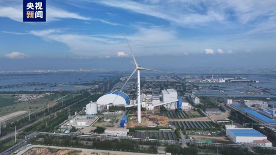 PDChinese's tweet photo. 【全球單機容量最大風電機組啟動發電】全球單機容量最大風電機組19日在遼寧營口啟動發電，為後續大容量海上風電機組批量化安裝應用奠定基礎。該機組在滿發風速下，每轉動一圈可發電44度，機組每年可輸出7400萬度清潔電能，相當於每年可節約標煤約2.5萬噸、減少二氧化碳排放約6.1萬噸。 https://t.co/p1A6slWnIo