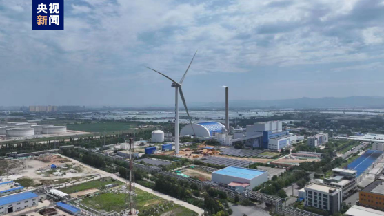 PDChinese's tweet photo. 【全球單機容量最大風電機組啟動發電】全球單機容量最大風電機組19日在遼寧營口啟動發電，為後續大容量海上風電機組批量化安裝應用奠定基礎。該機組在滿發風速下，每轉動一圈可發電44度，機組每年可輸出7400萬度清潔電能，相當於每年可節約標煤約2.5萬噸、減少二氧化碳排放約6.1萬噸。 https://t.co/p1A6slWnIo