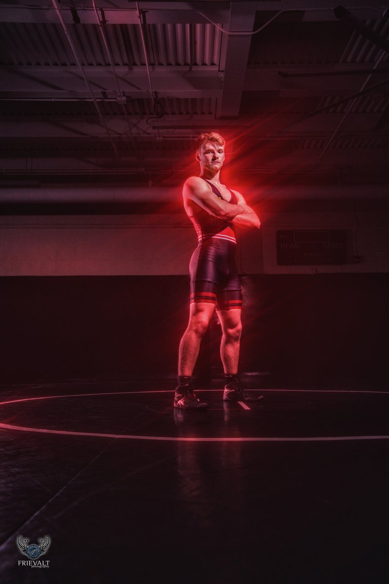 📸🌟 Your senior year is a milestone, and your portraits should capture this special time in a way that’s uniquely yours. With creative ideas and a personal touch, I create images that you'll cherish forever. DM me to book your one-of-a-kind session! 🎓✨