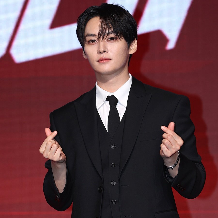 viraltakes's tweet photo. Lee Know at Stray Kids ATE press meet. https://t.co/wSO6gRwwL7