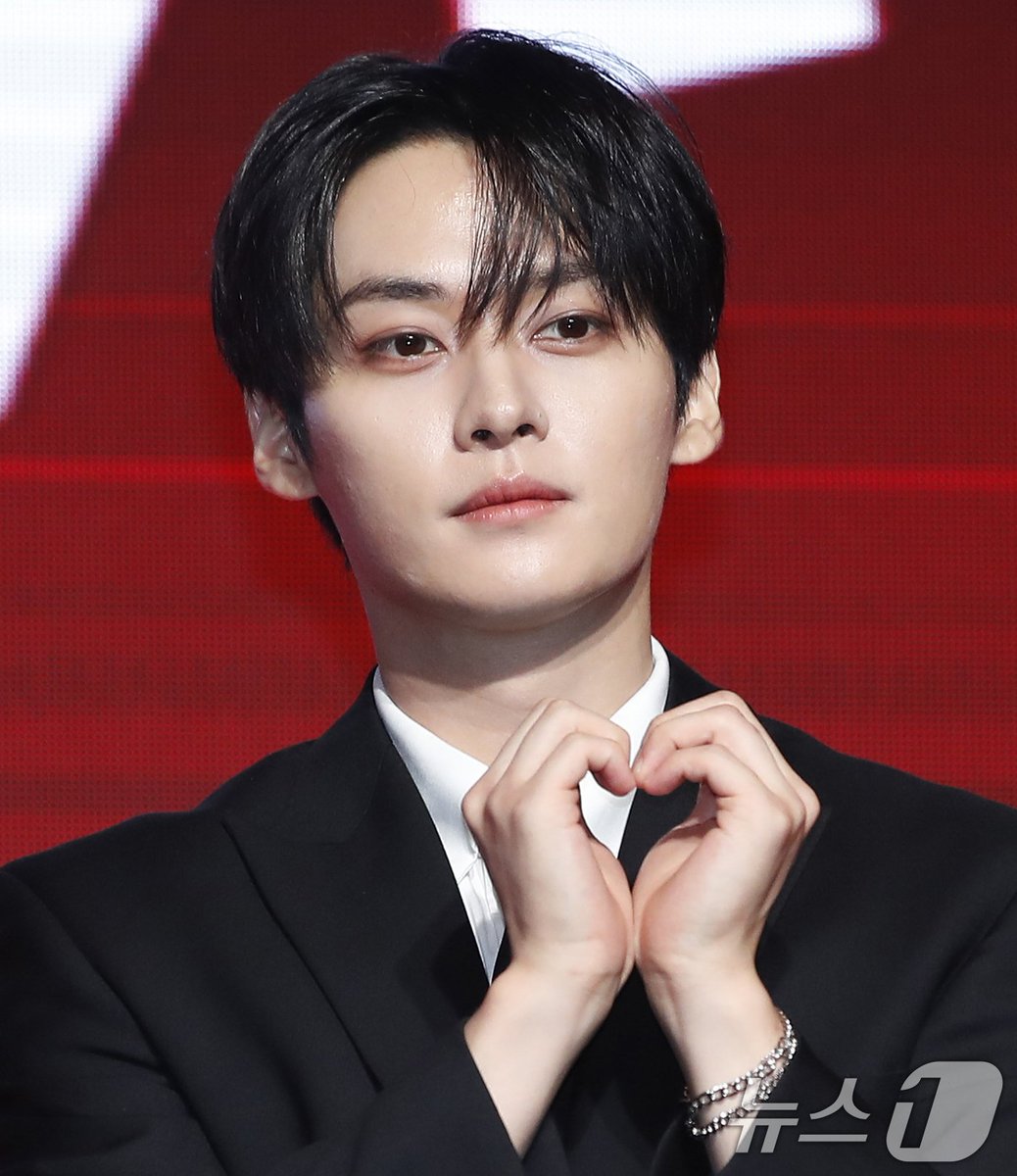 viraltakes's tweet photo. Lee Know at Stray Kids ATE press meet. https://t.co/wSO6gRwwL7