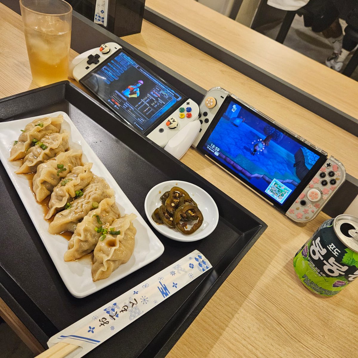 JunoPasadena's tweet photo. Seguimos celebrando el #JunoFest con mi amorcito que me llevó hoy a comer comida koreana y todo excelente ✨ y llevamos nuestros switch para jugar 💜 https://t.co/AJVR76bHpe
