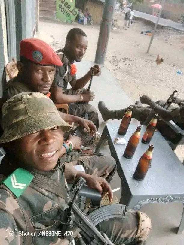 AgaciroPress's tweet photo. BAMARA GUHAGA #Itabi, #muriture na #dundubwonko NGO BARAJE BAFATE KIGALI 😁😭

Cyakoze IMANDWA Z'ABATINDI ZIGIRA IMIRINDI YAZO KOKO 😁😂

@KARANGWASewase @SadateMunyakazi @KabasingaF @KabagambeI @albcontact https://t.co/SYTzrdYIFi