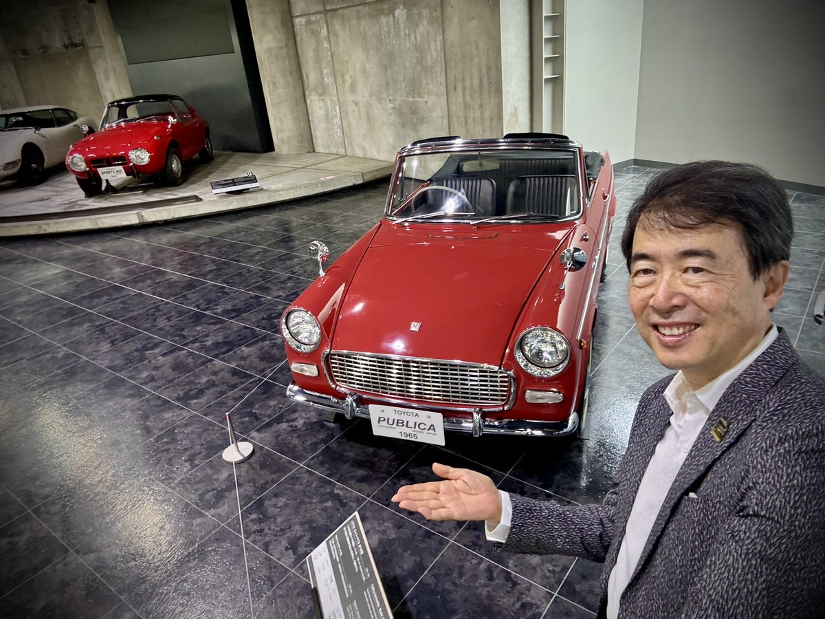 Nao_Nunogaki's tweet photo. 展示に追加された、パプリカ コンバーチブル☀️当時のカタログではカッコよくデートするようなイメージでアピールされてます。クルマを手に入れるのがやっとの時代に憧れを手元に引き寄せるクルマだったのでしょう☺️コンパーノと並ぶと、名神が開通したこの頃、クルマも走りに目が向けられるようになり、乗用車ベースのスポーティ車が増えた時代性を感じますね😊 #パブリカ #パブリカコンバーチブル #コンパーノスパイダー #ダイハツコンパーノスパイダー #toyotapablica #トヨタ博物館館長 #toyotaautomobilemuseum #トヨタ博物館