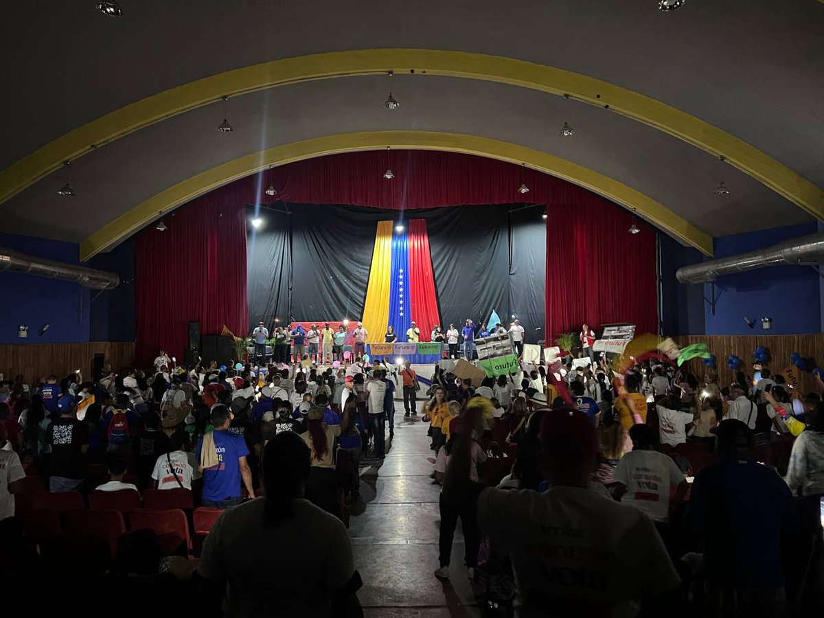 GabyComunas tweet media