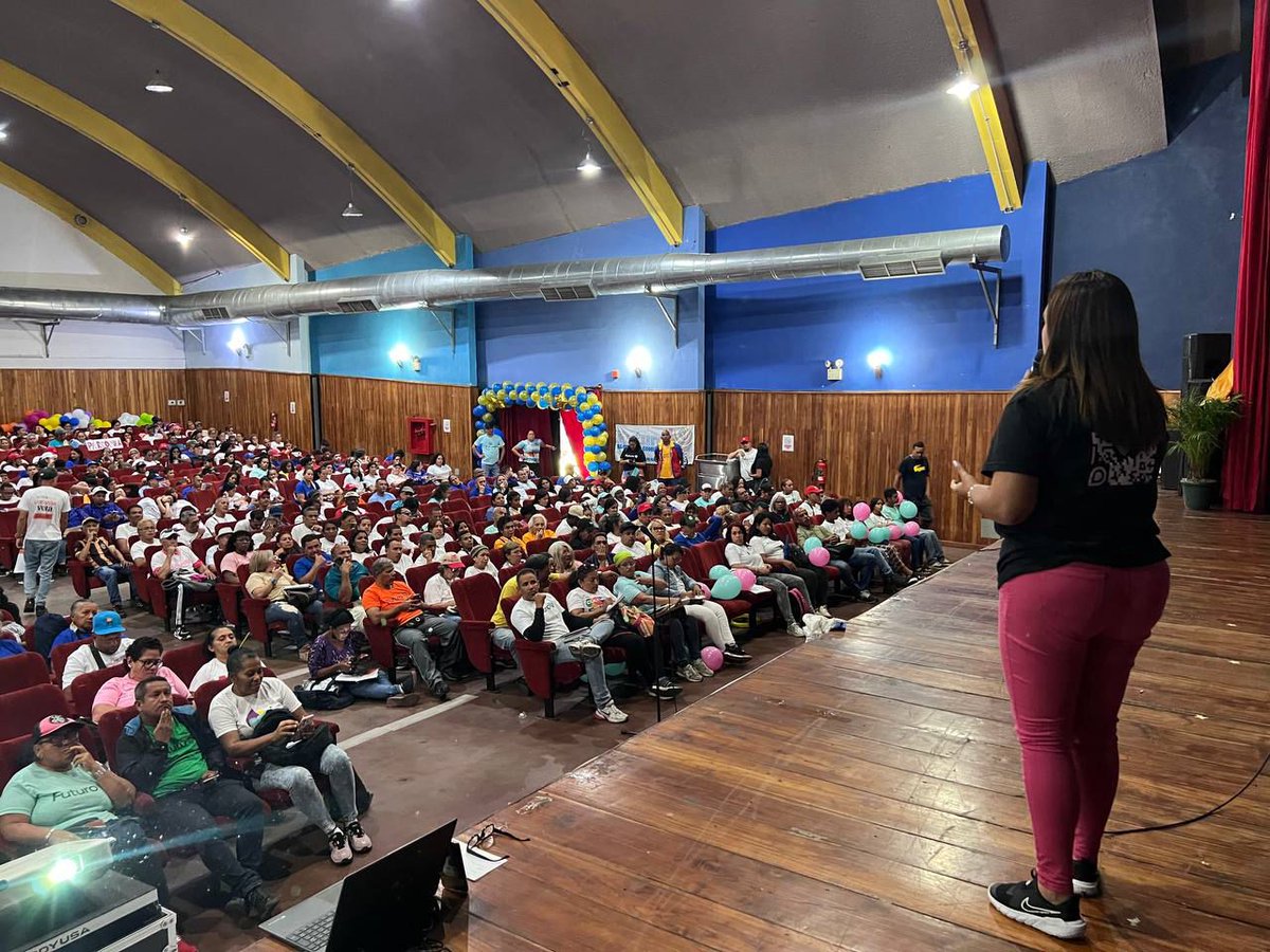 GabyComunas tweet media