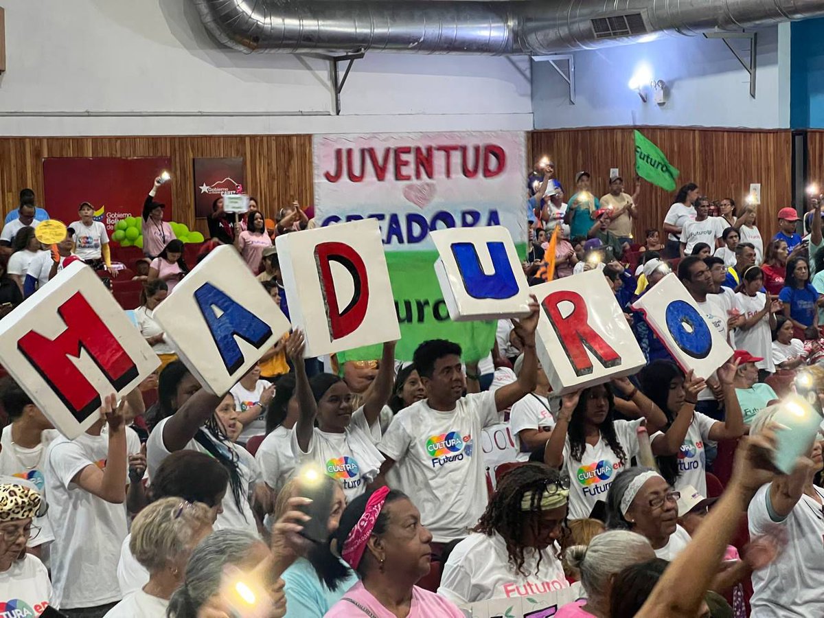 GabyComunas tweet media