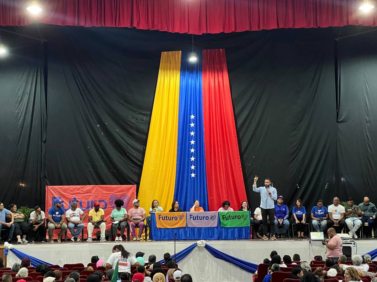 GabyComunas tweet media