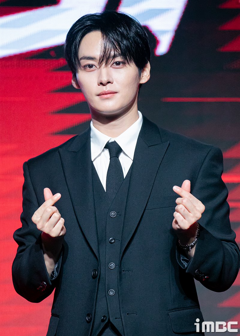 imbcenews's tweet photo. [포토] 스트레이키즈 리노, 잘생겼다 
#StrayKids #스트레이키즈 #리노 #LEEKNOW
#ATE #ChkChkBoom
#기자간담회_240719 [iMBC 직찍]

스트레이키즈(Stray Kids) 리노가 포토타임을 갖고 있다.

⬇️고화질 Click Plz⬇️
https://t.co/3UG1kuqJSp https://t.co/rXqSd5jjky
