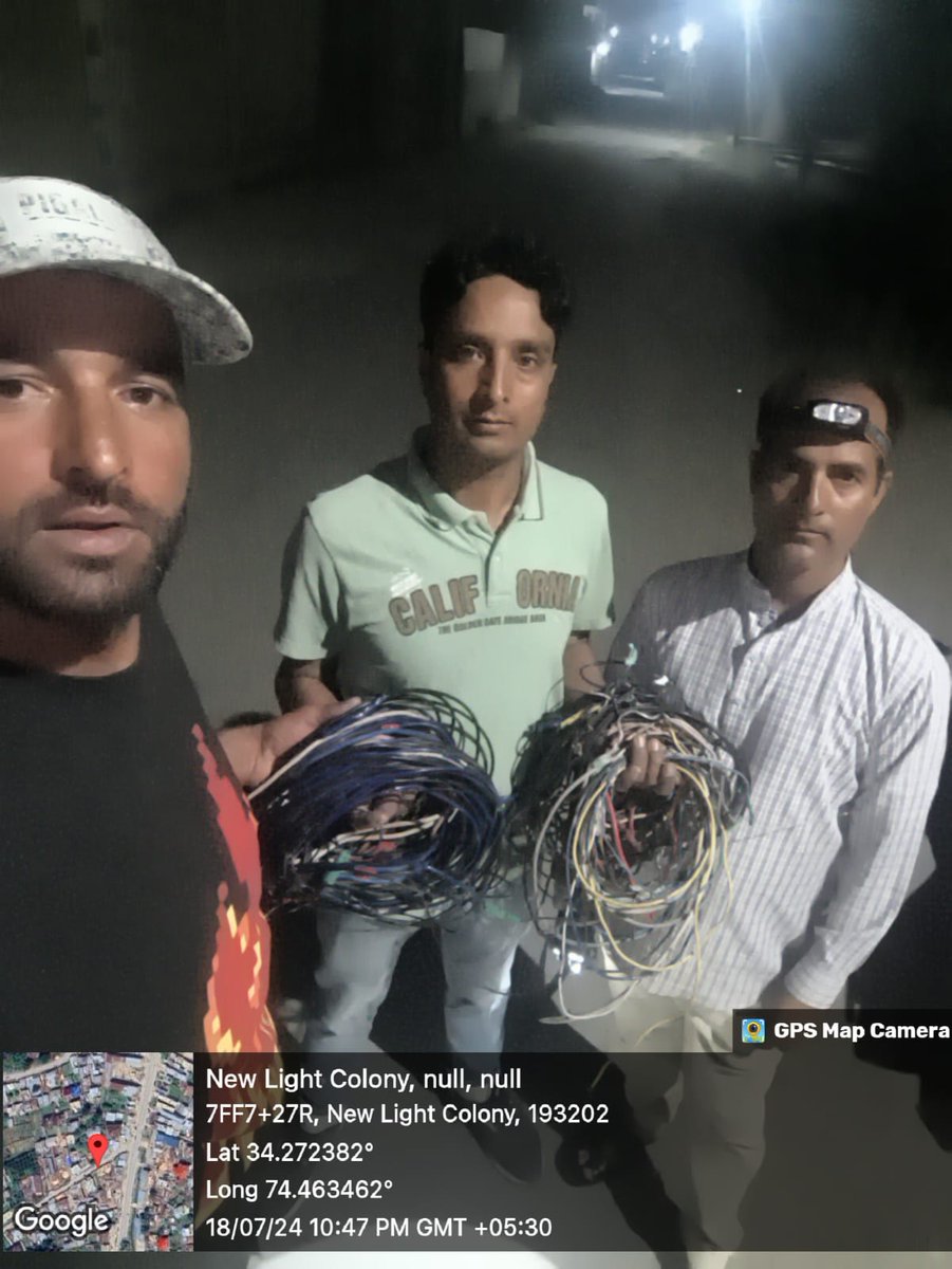 kpdcloffice's tweet photo. #StopHooking
A number of consumers caught red-handed hooking in smart-metered areas in #ESD📍 Sopore II. They have booked for unauthorised use of power & will be dealt with strictly under Electricity Act: Er. Muneer Chalkoo, SDO.
@diprjk @OfficeOfLGJandK @MinOfPower @DCBaramulla